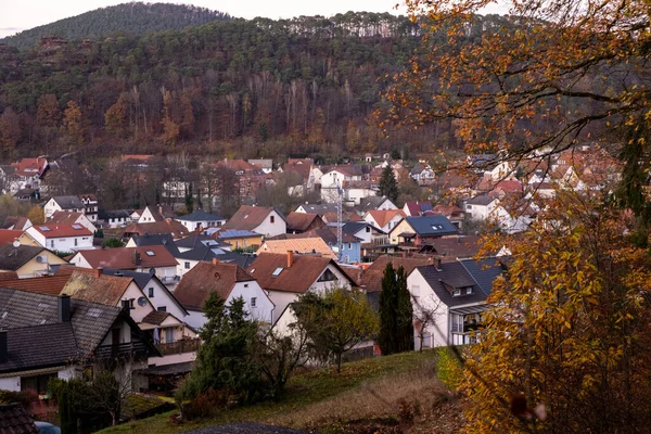 秋の旧ヨーロッパの町 ブラックフォレストの居心地の良い美しいドイツの村 黄色の木の街 ストック画像