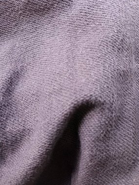 Görünür ipliklerle desenli siyah kumaşı kapat.