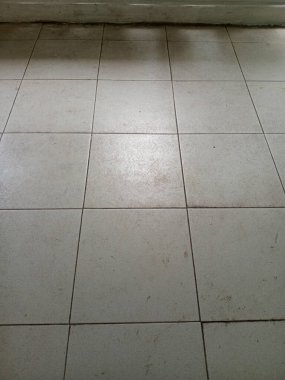 Kiremit kaplı zemini hafif toprak ve kir ile kapatın..