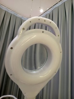 Yuvarlak mercek ve vida ile beyaz büyüteç yakın, gri bir perde arkaplan karşı ayarlanır.