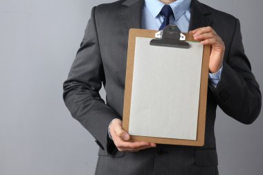 klasör ile ayakta işadamı 