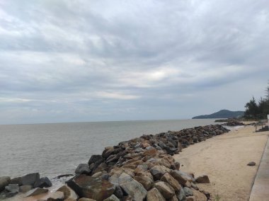 Deniz kıyısının güzel manzarası