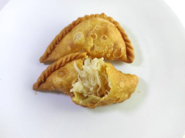 Kızarmış patates köftesi ve beyaz tabakta et.