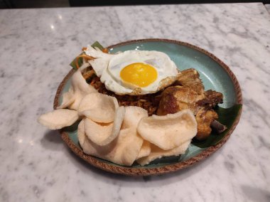 Kızarmış pirinçli geleneksel Endonezya yumurtası