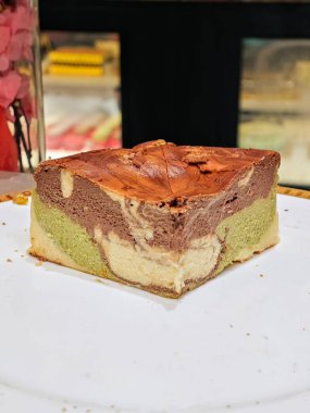 Lezzetli tiramisu kekinin dikey çekimi.