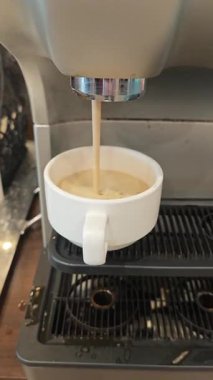 Kahve makinesi ve kahve makinesi.