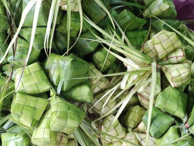 Yemek ve Tayland yemeği için örülmüş palmiye yaprakları.