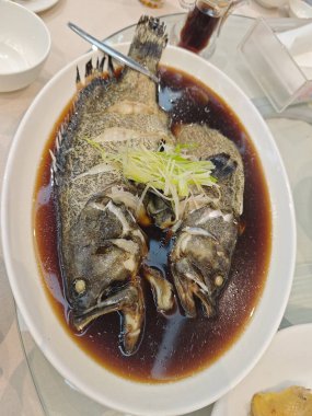 Buğulanmış balığın mutfak fotoğrafı.