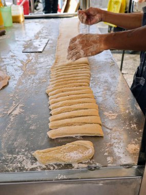 Kadın bıçakla para kazanıyor.