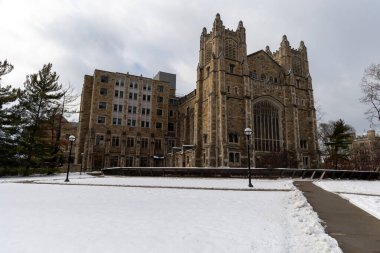 Ann Abor, MI - 30 Kasım 2025: Taze karın ardından Michigan Üniversitesi Hukuk Fakültesi