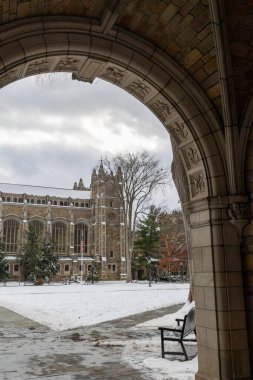 Ann Abor, MI - 30 Kasım 2025: Taze karın ardından Michigan Üniversitesi Hukuk Fakültesi