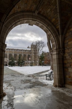 Ann Abor, MI - 30 Kasım 2025: Taze karın ardından Michigan Üniversitesi Hukuk Fakültesi