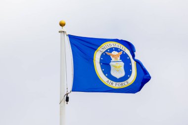Birleşik Devletler Hava Kuvvetleri bayrağı rüzgarda dalgalanıyor