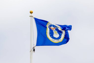 Birleşik Devletler Hava Kuvvetleri bayrağı rüzgarda dalgalanıyor