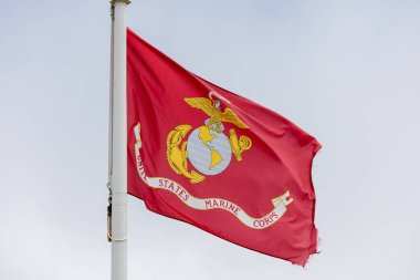 Rüzgarda dalgalanan Deniz Kuvvetleri bayrağı