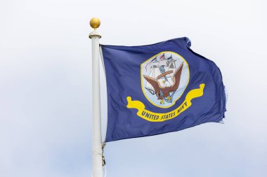 Birleşik Devletler Donanması bayrağı rüzgarda dalgalanıyor