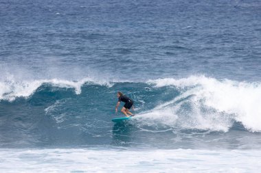 Maui, HI- 24 Ocak 2026: Maui 'deki Ho' okipa plajında sörfçü