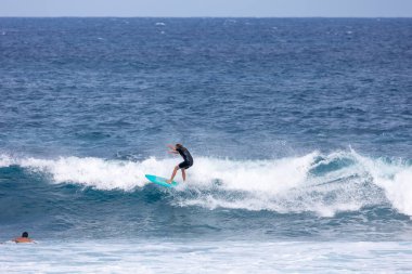 Maui, HI- 24 Ocak 2026: Maui 'deki Ho' okipa plajında sörfçü