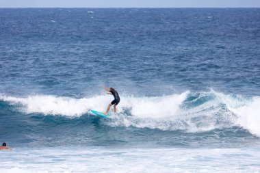 Maui, HI- 24 Ocak 2026: Maui 'deki Ho' okipa plajında sörfçü