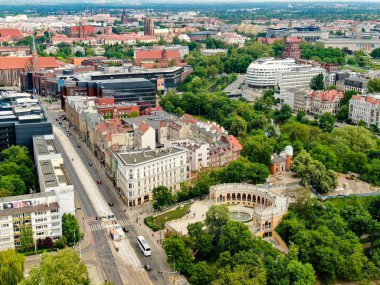 Wroclaw, Polonya, 03.05.2025 - Sachem Kalesi 'nin havadan görünüşü, Partizan Tepesi ve Dominik Meydanı' ndaki park.