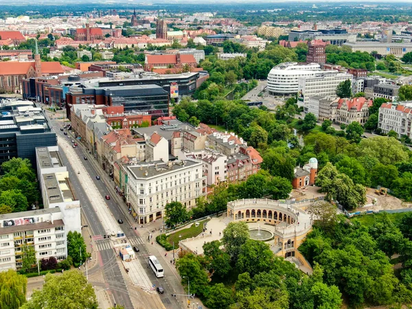 Wroclaw, Polonya, 03.05.2025 - Sachem Kalesi 'nin havadan görünüşü, Partizan Tepesi ve Dominik Meydanı' ndaki park.