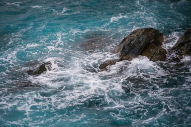 Dalgalar kayaya çarpıyor. Yüksek kalite fotoğraf