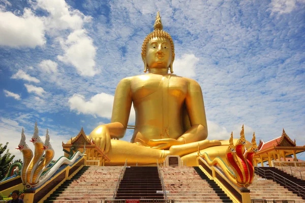 La estatua de Buda más grande de Tailandia se encuentra en Wat Muang en Angtong — Foto de Stock