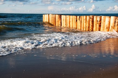 Panoramik dalgakıran, plaj ve gökyüzü