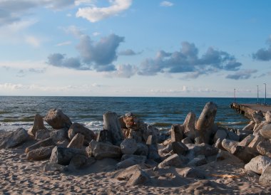 Sahilde taşlar ile peyzaj, deniz ve güzel CL