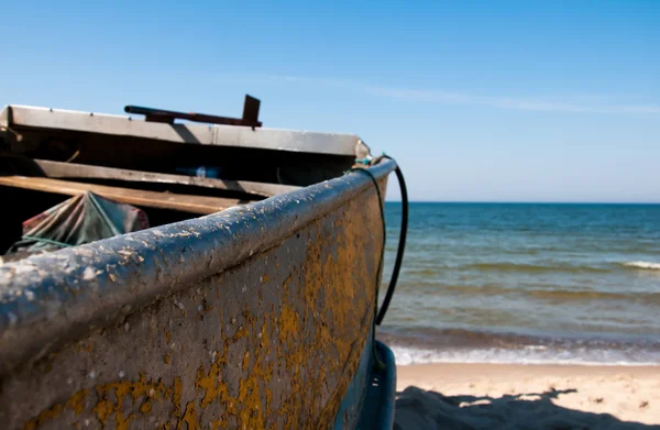 Arc d'un bateau en bois sur la mer — Photo