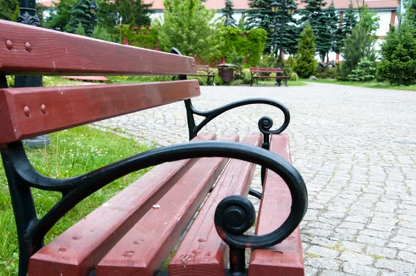 Banco elegante no parque de verão — Fotografia de Stock