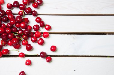 Gean - tatlı kiraz çilek Beyaz ahşap üzerine