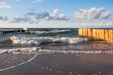 Dalgakıranlar ile deniz manzarası