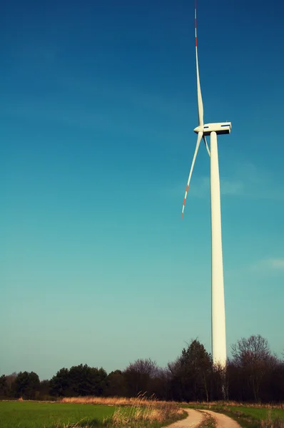 Turbina eólica en el cielo azul — Foto de Stock