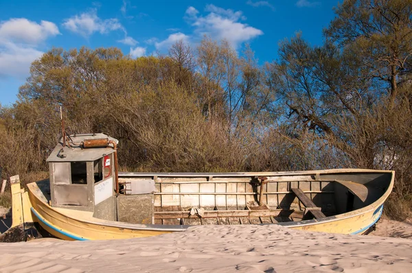 Old boat on a sand beach background — Stock Photo, Image