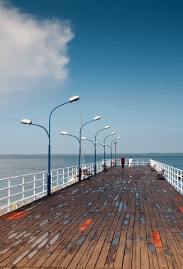 Ahşap iskele ve fenerler güneşli yaz gününde