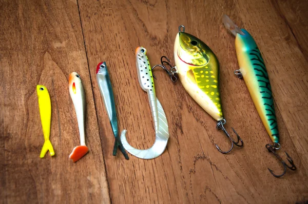 Cebos de pesca aislados sobre fondo de madera — Foto de Stock