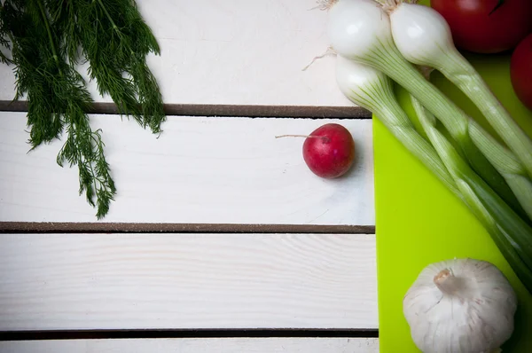 Sayuran di papan potong, kayu latar belakang antik — Stok Foto