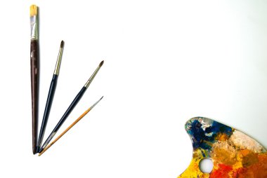 Beyaz bir arka planda fırçalar paleti