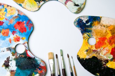 Beyaz bir arka planda fırçalar paleti