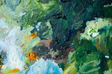 Sanatçılar yağlı boya ile çok renkli yakın plan çekimleri yapıyorlar.