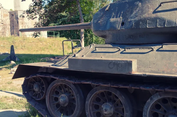 Старый послевоенный танк на траве — стоковое фото