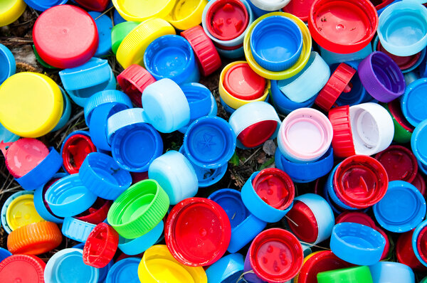 Пластиковые шапки в качестве фона
