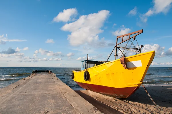 Vieux bateau de pêche amarré sur la plage — Photo