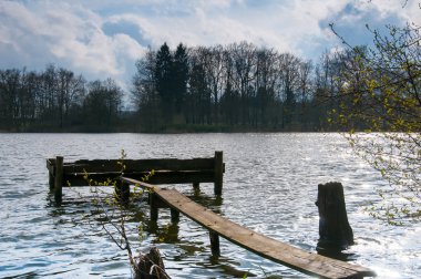 Göl kenarındaki boş yaya köprüsü