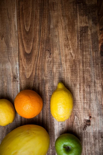 Frische saftige Früchte auf einem hölzernen Hintergrund — Stockfoto