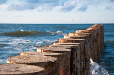 Dalgakıran deniz ve mavi gökyüzü üzerinde