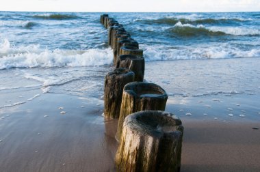 Dalgakıran deniz ve mavi gökyüzü üzerinde
