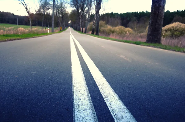 A roadway stretches off into the distance — Stock Photo, Image