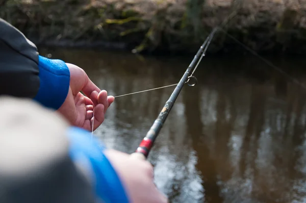 Joven pescando en el río — Foto de Stock